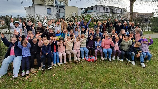 Jubelnde Kinder nach der Ostereierrallye.
