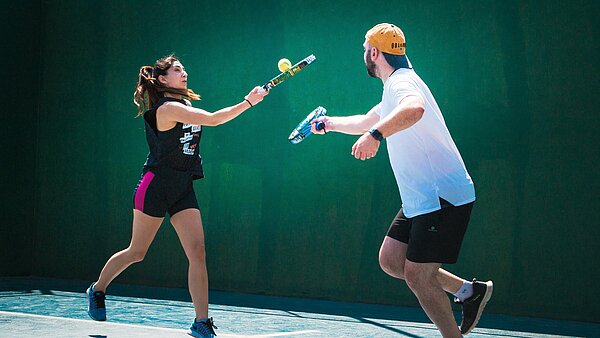 Zwei Padel-Spieler auf dem Padel-Court